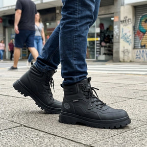 Kit Bota Branor Masculino em Couro Legítimo de Cano Médio com Solado Tratorado, Colarinho Acolchoado e Amarração por Cadarço + 3 BRINDES: Óculos + Relógio + Cinto