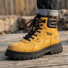 Kit Bota Branor Masculino em Couro Legítimo de Cano Médio com Solado Tratorado, Colarinho Acolchoado e Amarração por Cadarço + 3 BRINDES: Óculos + Relógio + Cinto