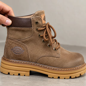 Kit Bota Bravok Ortopédica Masculina em Couro Legítimo de Acabamento Acamurçado com Ilhós Metálicos, Costura Contrastante e Solado Tratorado + 2 BRINDES!