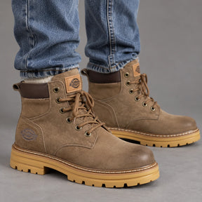 Kit Bota Bravok Ortopédica Masculina em Couro Legítimo de Acabamento Acamurçado com Ilhós Metálicos, Costura Contrastante e Solado Tratorado + 2 BRINDES!