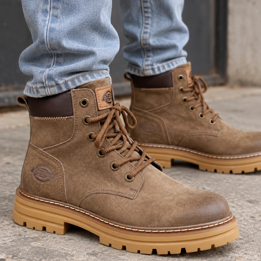 Kit Bota Bravok Ortopédica Masculina em Couro Legítimo de Acabamento Acamurçado com Ilhós Metálicos, Costura Contrastante e Solado Tratorado + 2 BRINDES!