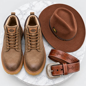 Kit Bota Bravok Ortopédica Masculina em Couro Legítimo de Acabamento Acamurçado com Ilhós Metálicos, Costura Contrastante e Solado Tratorado + 2 BRINDES!
