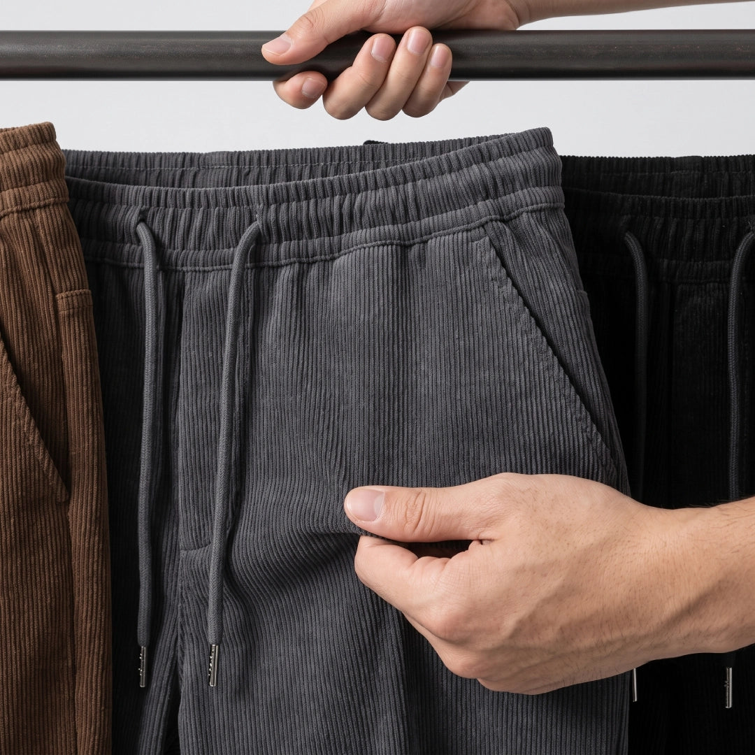 [Pague 2 e Leve 3] Calça Draken Masculina em Veludo Cotelê, Fibras Flexíveis e Algodão de Alta Resistência com Ajuste Jogger e Cós Adaptável