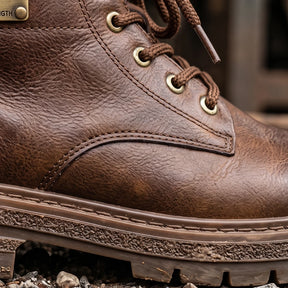 Kit Bota Brutax Ortopédica Masculina em Couro Legítimo, Borracha Maciça e Metal Rústico de Alta Tração com Placa Lateral Industrial + BRINDES: