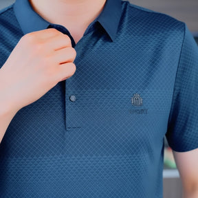 [Leve 6, Pague Só 3] Camisa Polo Ventura Masculina em Algodão, Poliéster e Elastano com Microtextura Geométrica, Botões Frontais e Logo Bordado + BRINDES
