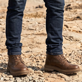 Kit Bota Brutax Ortopédica Masculina em Couro Legítimo, Borracha Maciça e Metal Rústico de Alta Tração com Placa Lateral Industrial + BRINDES: