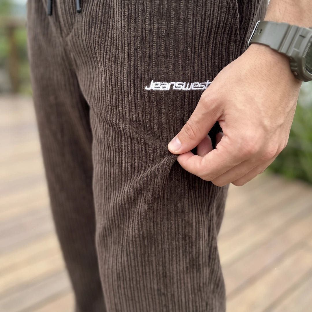 [Pague 2 e Leve 3] Calça Draken Masculina em Veludo Cotelê, Fibras Flexíveis e Algodão de Alta Resistência com Ajuste Jogger e Cós Adaptável