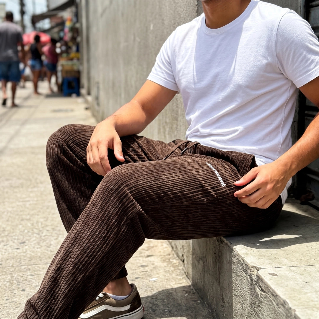 [Pague 2 e Leve 3] Calça Draken Masculina em Veludo Cotelê, Fibras Flexíveis e Algodão de Alta Resistência com Ajuste Jogger e Cós Adaptável