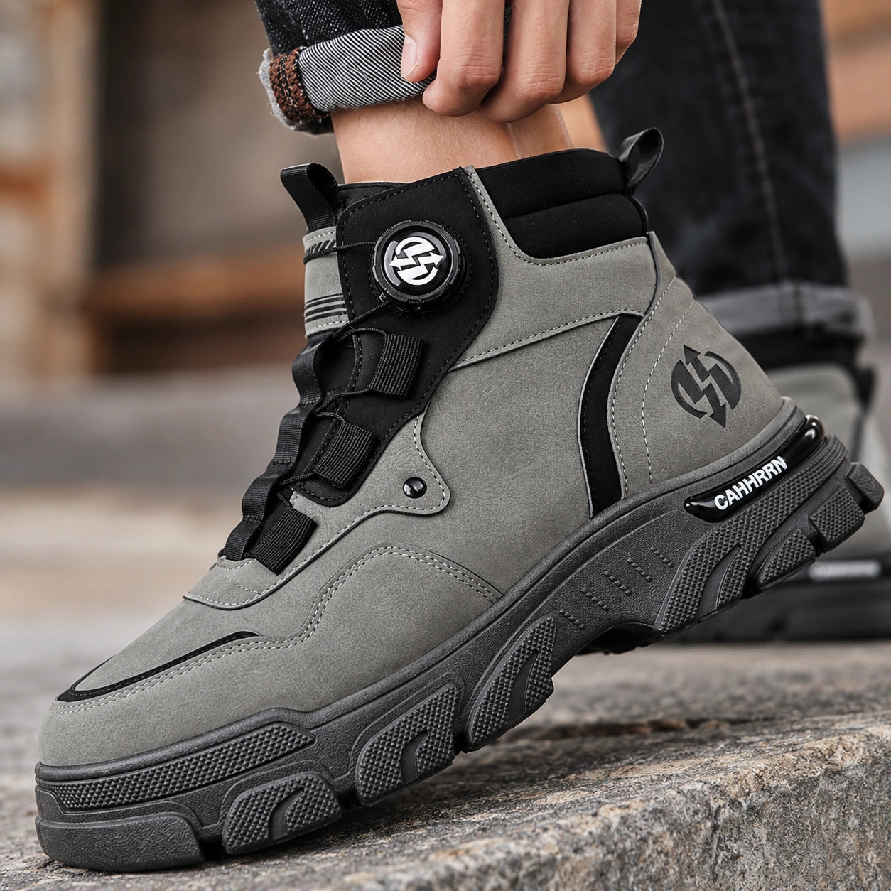 Kit Bota Vorn Masculina em Couro Legítimo de Cano Alto com Solado Tratorado e Ajuste por Disco + BRINDES: Cinto, Relógio e Óculso de Sol