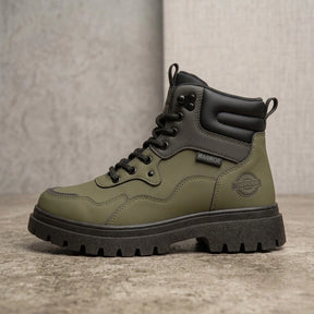 Kit Bota Branor Masculino em Couro Legítimo de Cano Médio com Solado Tratorado, Colarinho Acolchoado e Amarração por Cadarço + 3 BRINDES: Óculos + Relógio + Cinto